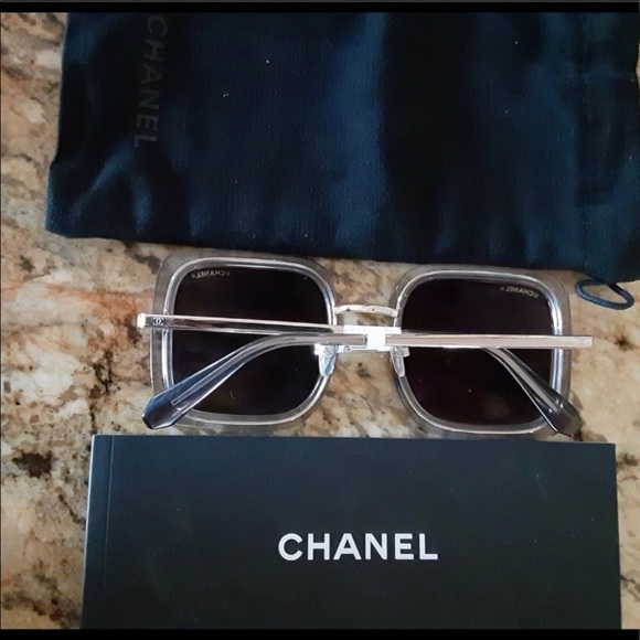 NEW, AUTHENTIC Chanel, 18-K White Gold - Picture 3 of 6